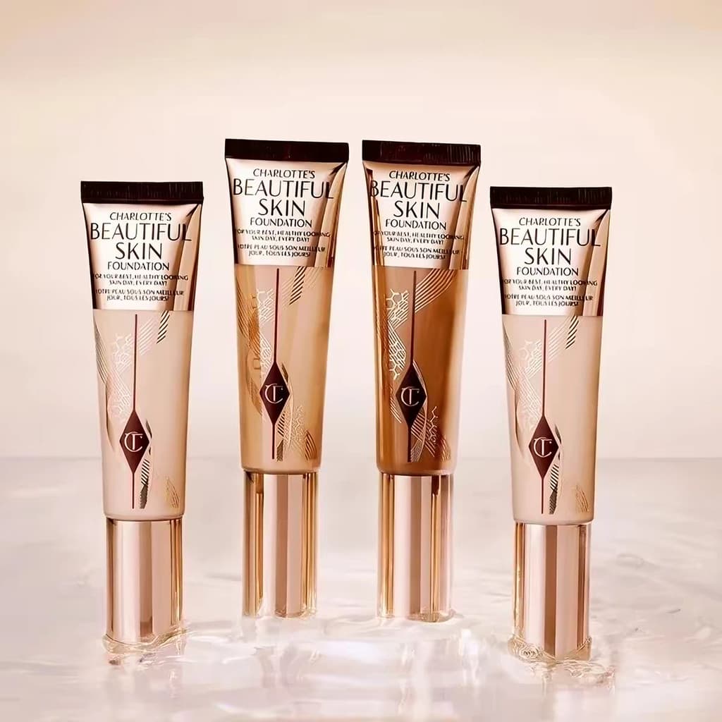 Charlotte Tilbury Base de Maquiagem CT Soft Glow Essence, de textura fina e boa aderência, oferece cobertura impecável