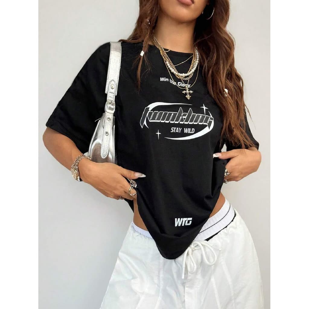 Camiseta feminina preta de manga curta, estilo streetwear Y2K, com estampa de letras e design moderno em blocos de cores