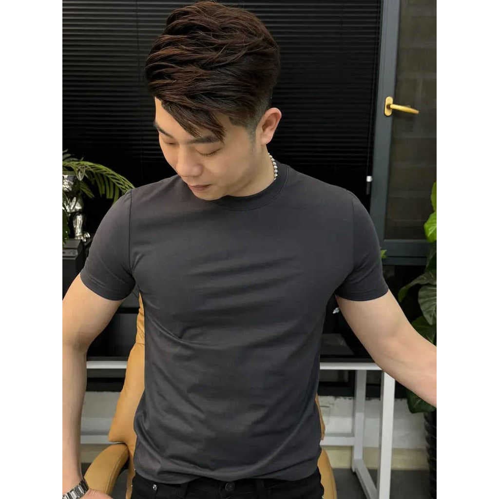 Famoso padrão roupas 2025 verão novo estilo masculino cor sólida em torno do pescoço magro manga curta simples All-Match
