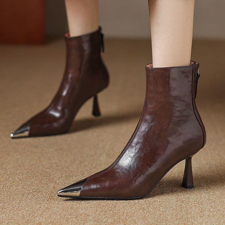 Botas de salto alto marrons com bico fino e detalhes metálicos, botas curtas elegantes que são confortáveis e combinam b