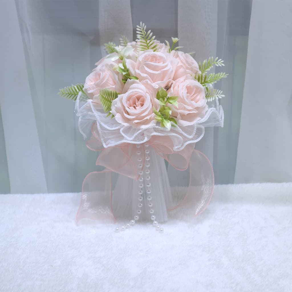 Buquê de mão para noiva, simulação de casamento ao ar livre, com pérolas e rosas em tule.