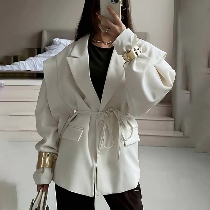 Blazer Feminino Elegante com Ombreiras e Detalhe de Cadarço, Gola Dobrada, Manga Longa, Bolsos, Corte Slim, Casaco Chiqu