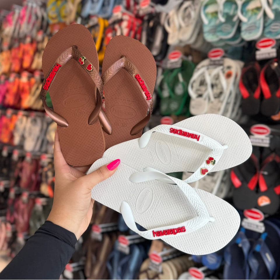 Havaianas Top + Placa Logo Vermelho + Pin Cereja E Coração