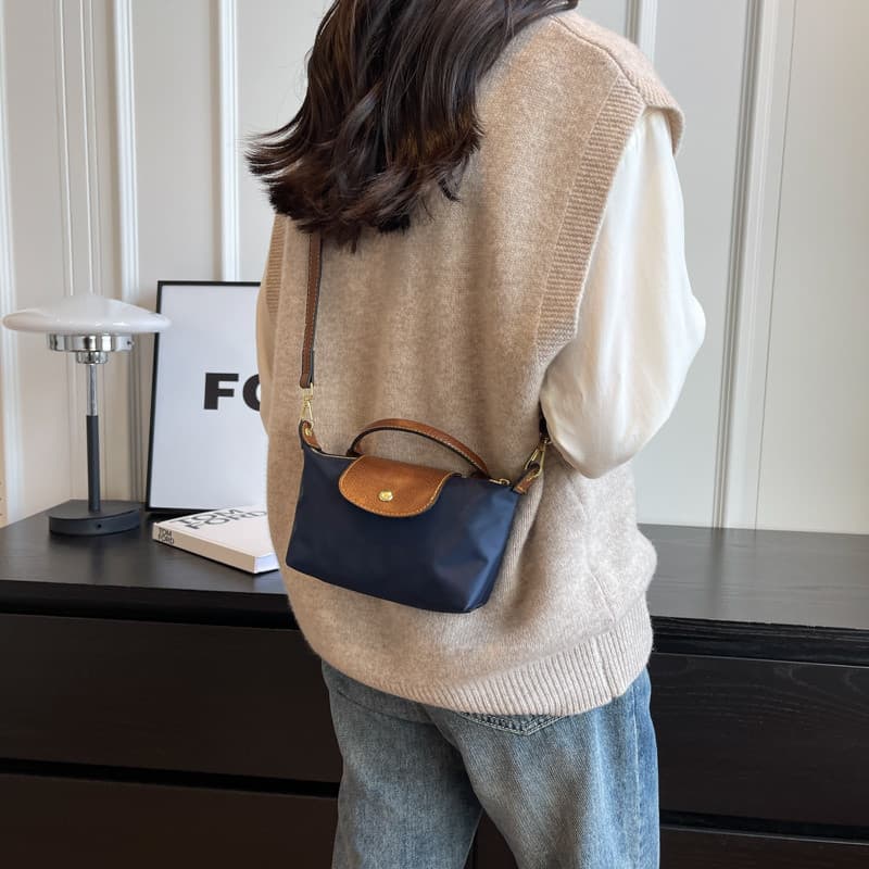 Bolsa de Nylon Estilo Fresco para Mulheres 2025 Nova Moda Versátil Bolsa Transversal