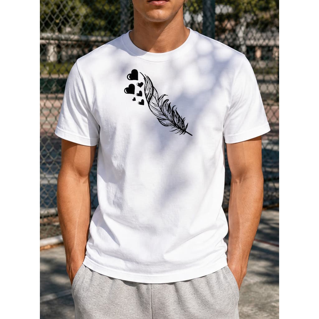 Camiseta de manga curta com estampa de corações e penas