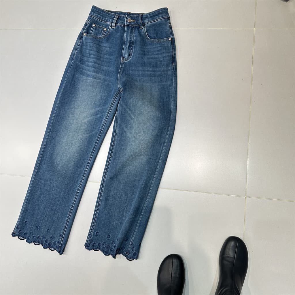 Design de renda bordada de quatro lados elástico reto Jeans feminino 26 primavera novo estilo mais magro olhar perna lar