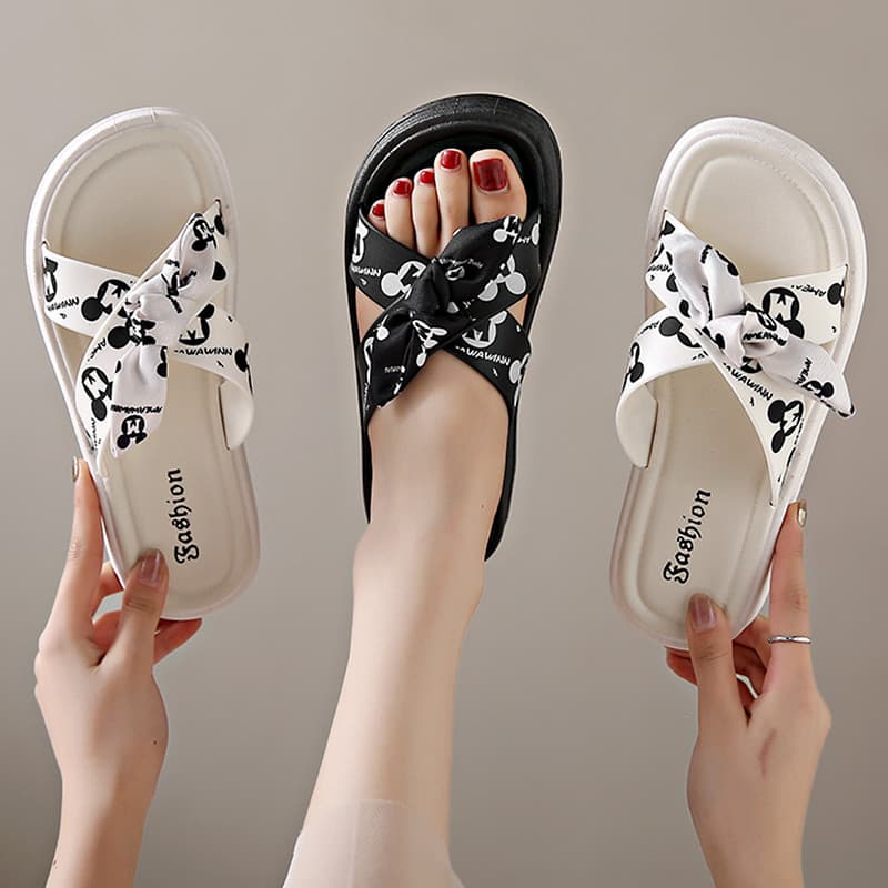 Chinelos femininos 2026 novo estilo verão exterior Wear High-End Super quente sola grossa combinando saia de uma linha m