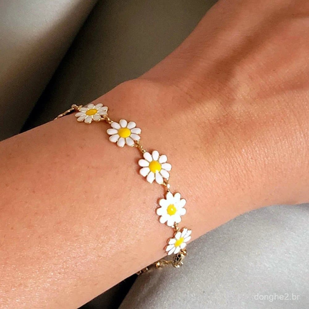 Uma pulseira colorida com margaridas feita sob medida para mulheres é uma peça de joalheria fresca, delicada, moderna e