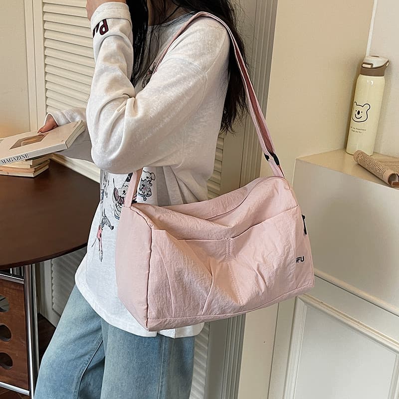 Novo simples pequeno fresco grande capacidade saco de viagem feminino leve All-Match saco de armazenamento do mensageiro