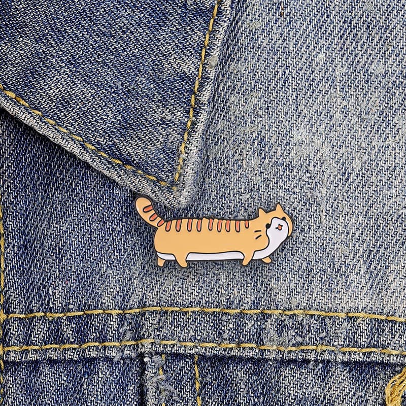 Versão Esticada Extra Longa Dos Desenhos Animados De Laranja Tabby Gato Esmalte Broche Moda Acessórios De Roupas Mochila