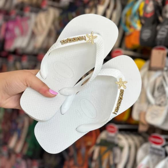 Chinelo Macio Havaianas Top (Branco) + Pin Placa Logo Dourado e Estrela do Mar