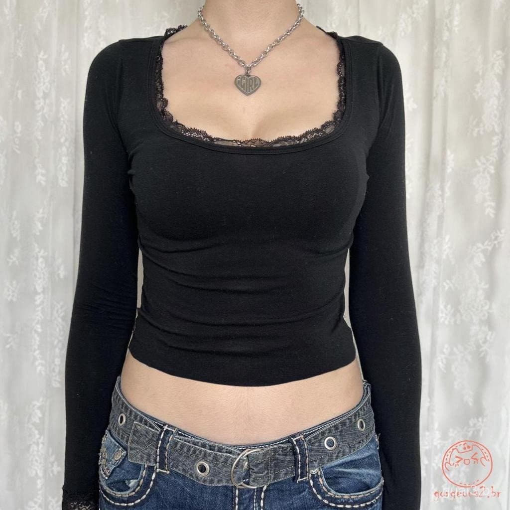 Lindo vestido de manga comprida com decote em U e decote em E.