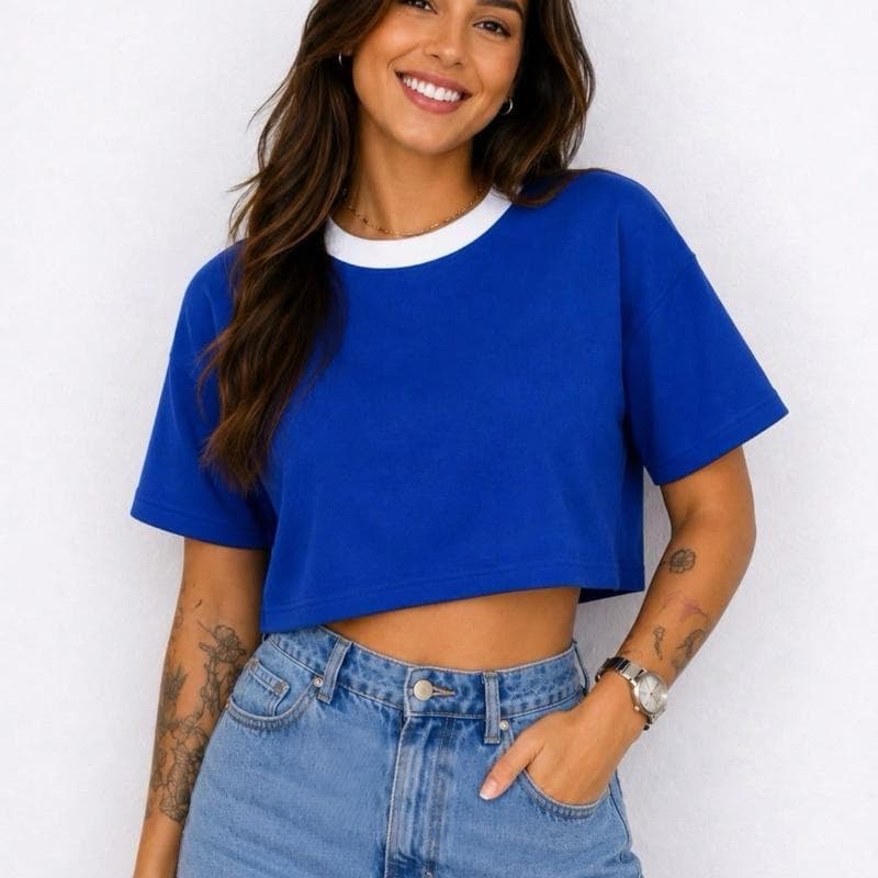 Camiseta Cropped Azul com Gola Branca e Manga Curta para Estilo Casual