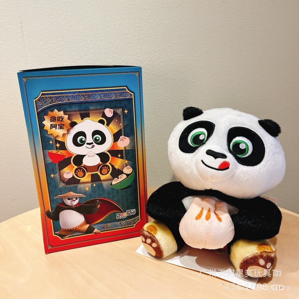 Kung Fu Panda - Greedy Po, brinquedo de pelúcia com tema de panda.