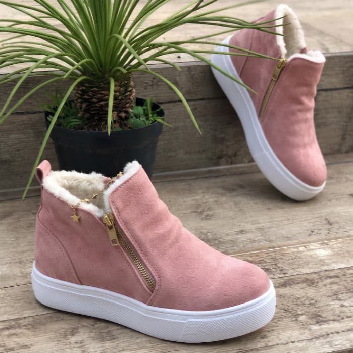 Tênis botinha apeluciada cano curto com pelo para o inverno forrada de pelinho por dentro bota frio