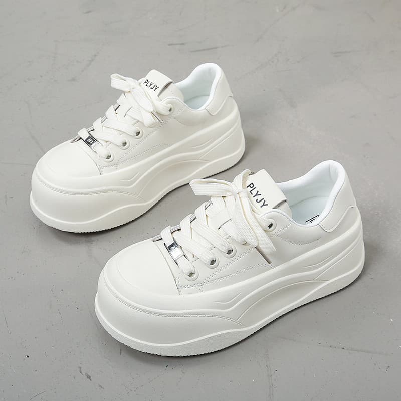 Pisando na merda pequenos sapatos brancos femininos 2026 novo estilo primavera pequenas pessoas plataforma tênis tamanho