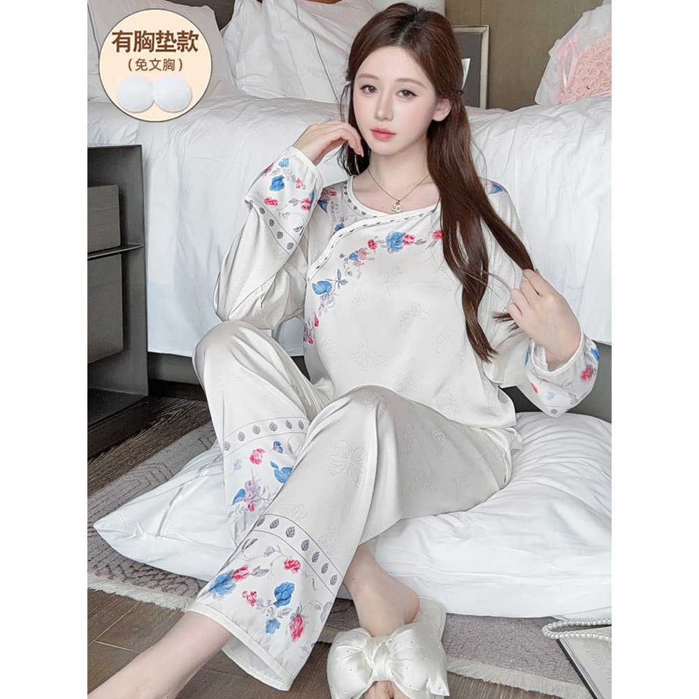 2026 Novo estilo de pijama de seda gelada feminino primavera verão manga comprida com almofada no peito novo estilo chin