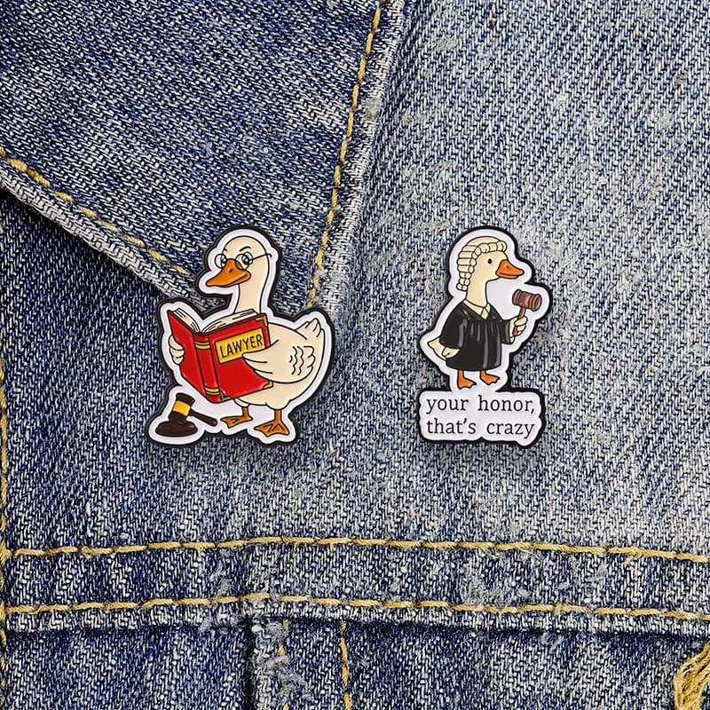 Bonito Advogado Pato Esmalte Pino Engraçado Dos Desenhos Animados Animal Mochila Distintivo Para Jaqueta Roupas Saco Dec
