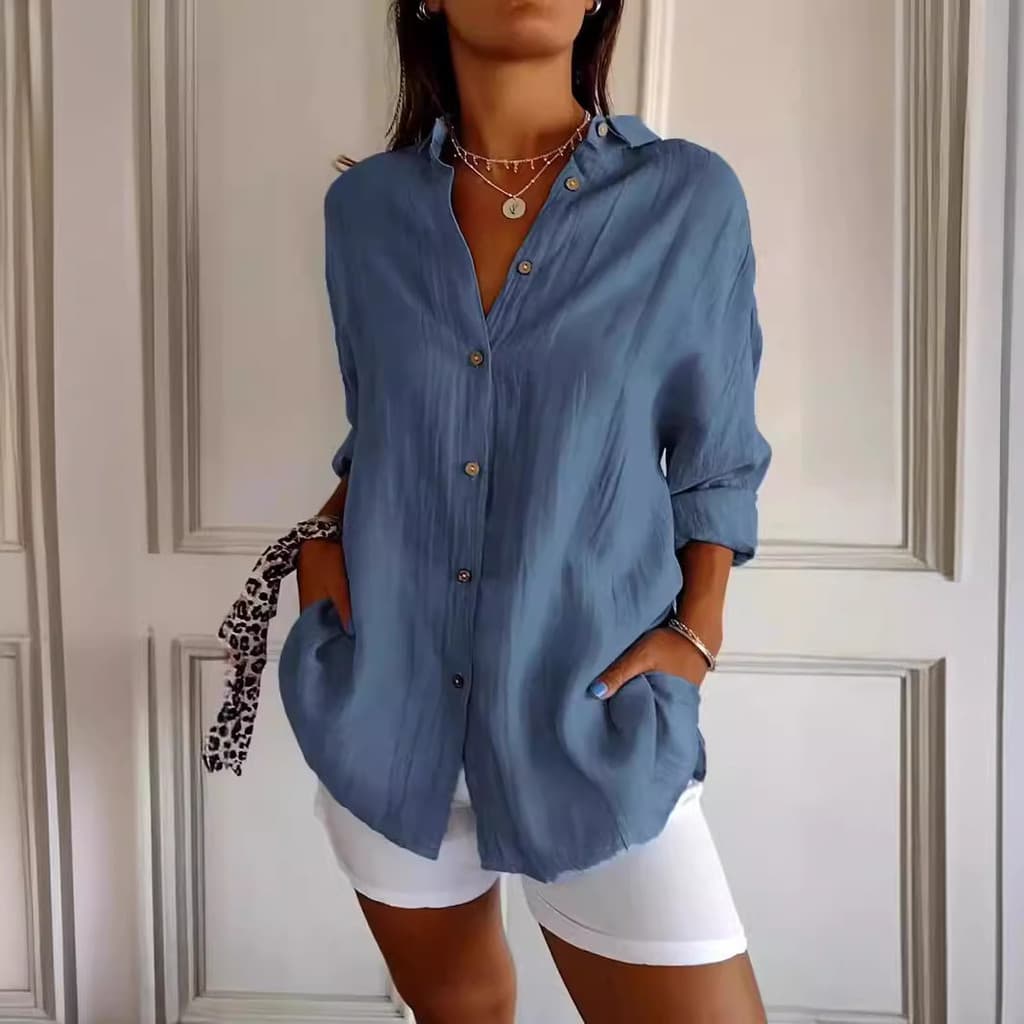 Camisa feminina de gola com pregas e abotoamento frontal, cor lisa, com mangas dobráveis.