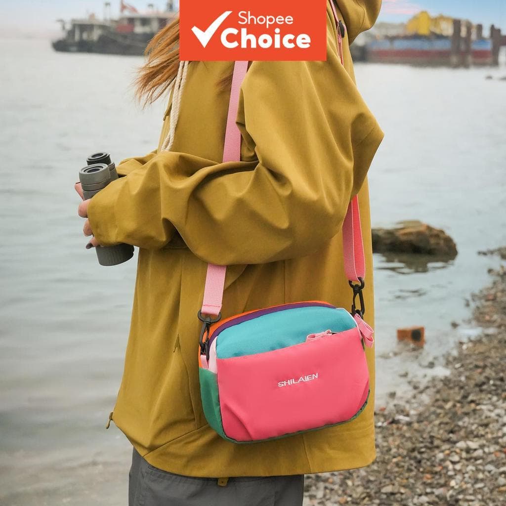 Bolsa tiracolo colorida em nylon resistente à água com bordado de marca