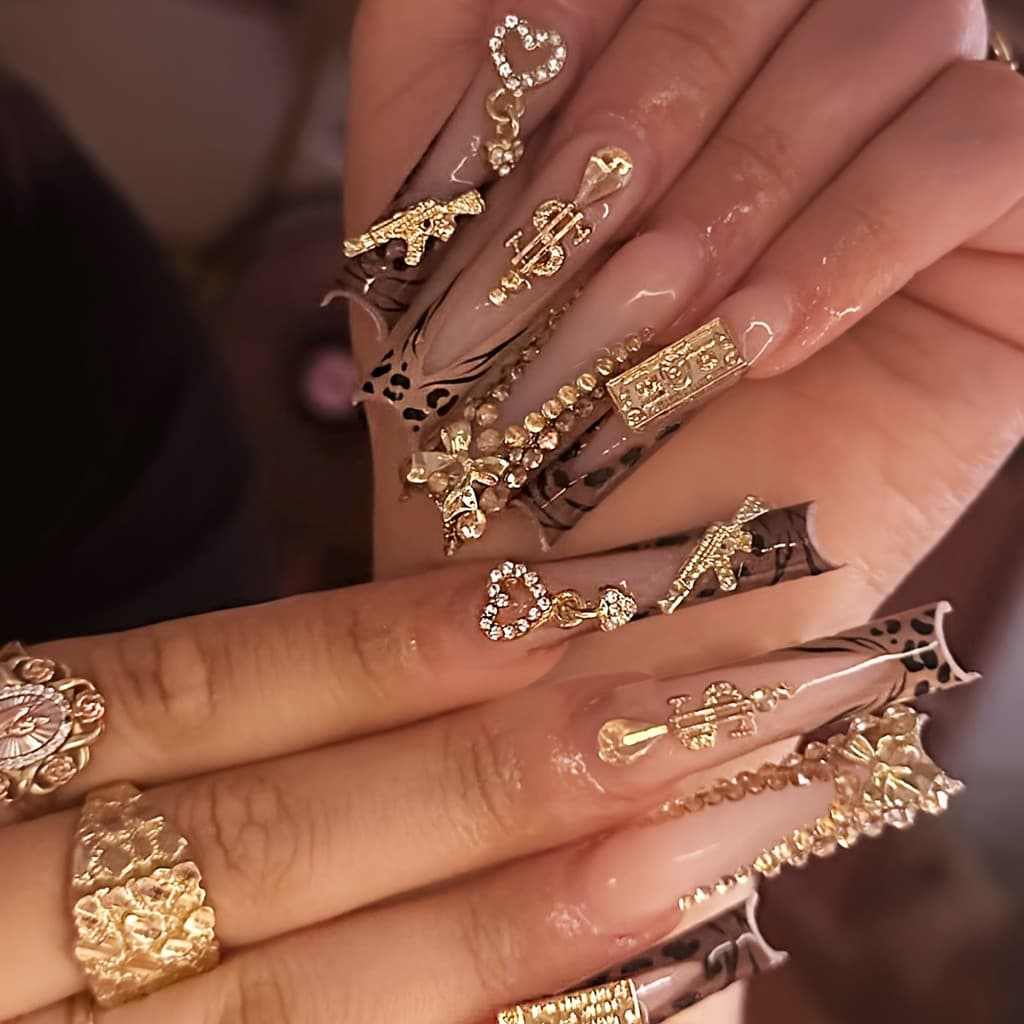 Um conjunto de 24 unhas retangulares longas, enfeites luxuosos de strass, usando estampa de leopardo e Design de moeda d