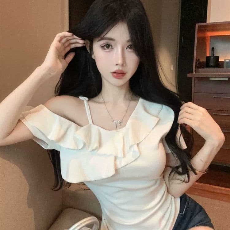 Produtos em estoque pronto Entrega no mesmo dia Verão chique ombro oblíquo Slim-fit Top Design nicho branco manga curta