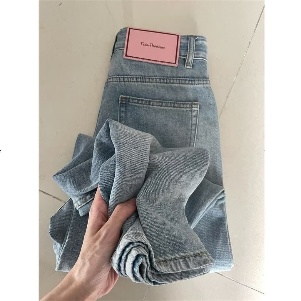 Calça Jeans de cintura alta de cor clara, reta, solta, mais fina, perna larga