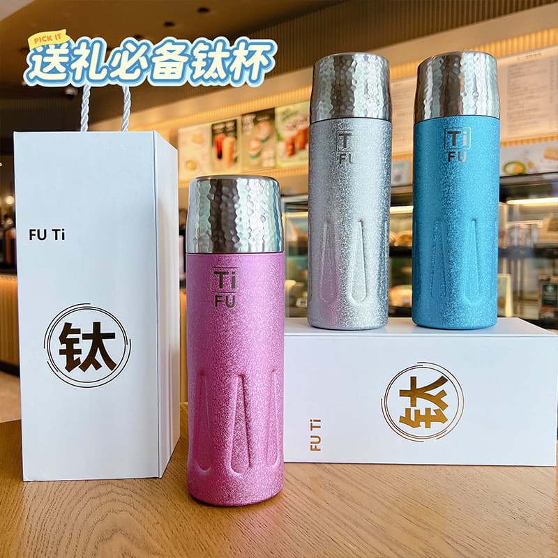 Copo de titânio coberto de luxo leve, copo térmico de aço inoxidável de alto valor, copo de água para acompanhamento de