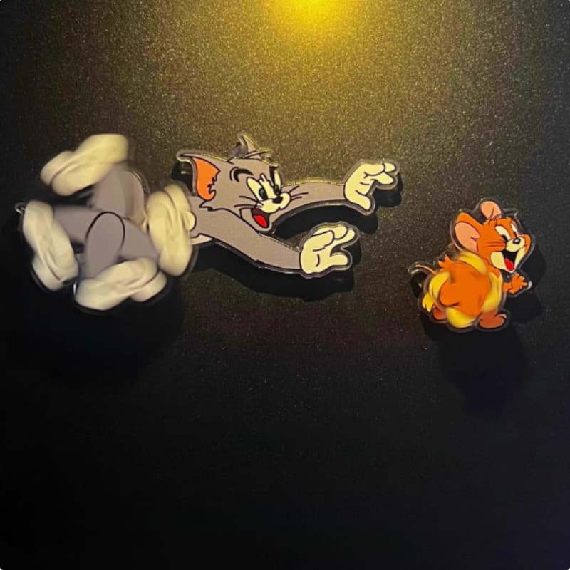 Conjunto de Pingentes de Acrílico Tom e Jerry - Pins/Chaveiros de Desenhos Animados de Corrida Dinâmica para Decoração d