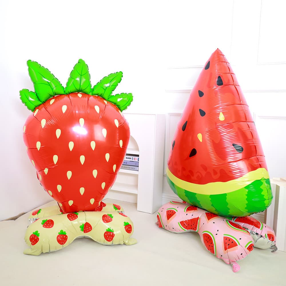 Balões gigantes em formato de frutas (melancia, morango) para decorar festas de aniversário e eventos para crianças de 1