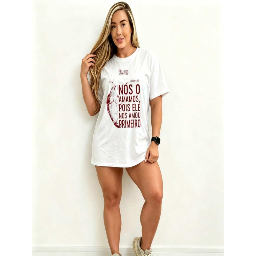 Vestido feminino casual e folgado com estampa de versículos em português inspirados no amor