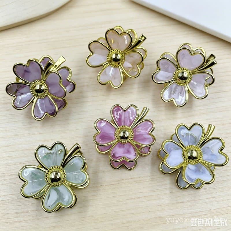Presilha de Cabelo em Forma de Flor de Cinco Pétalas com Borda Dourada Metálica, Acessório de Cabelo Feminino Simples e