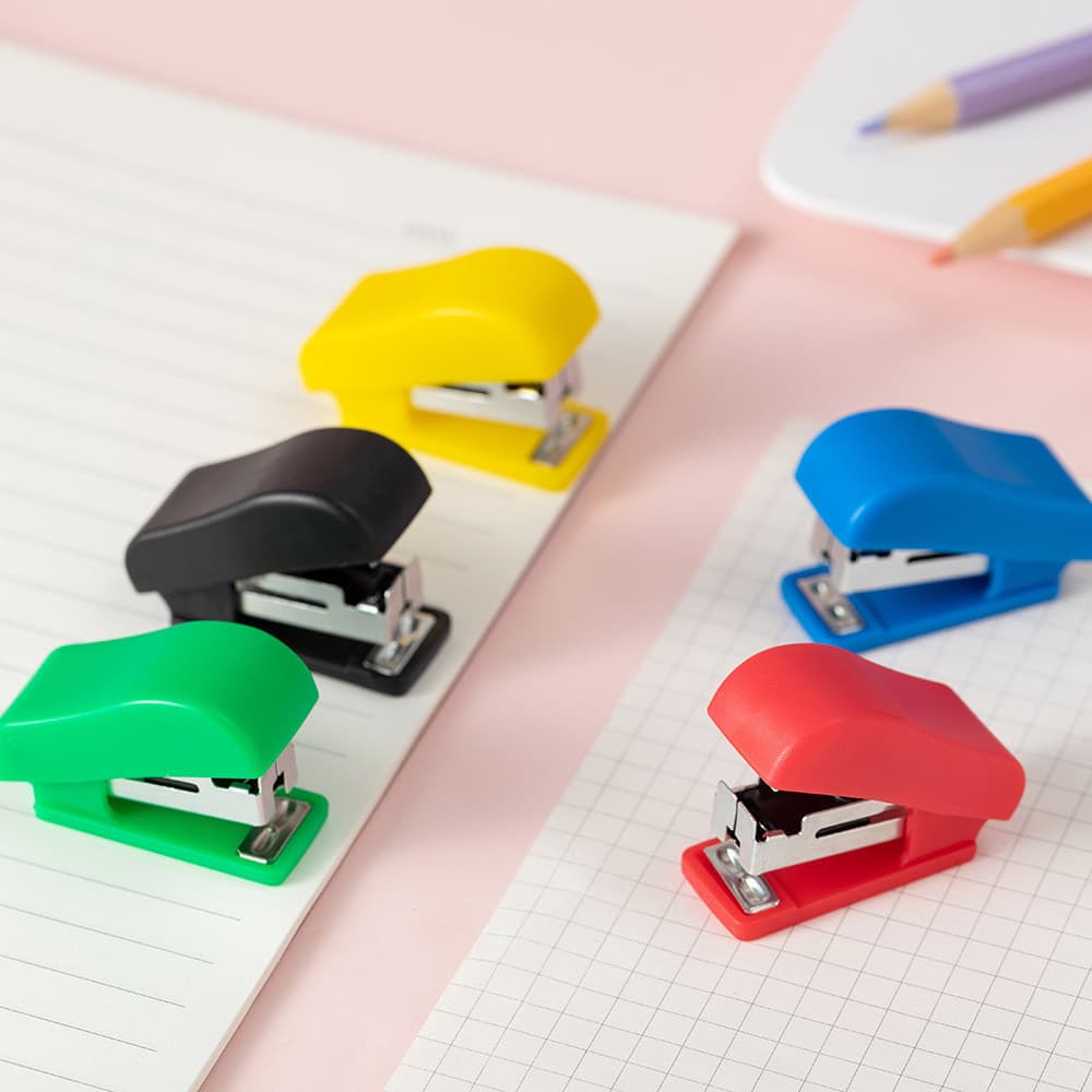 Grampeador estudante simples escritório doméstico Mini cor conveniente pequeno grampeador Manual pequeno grampeador