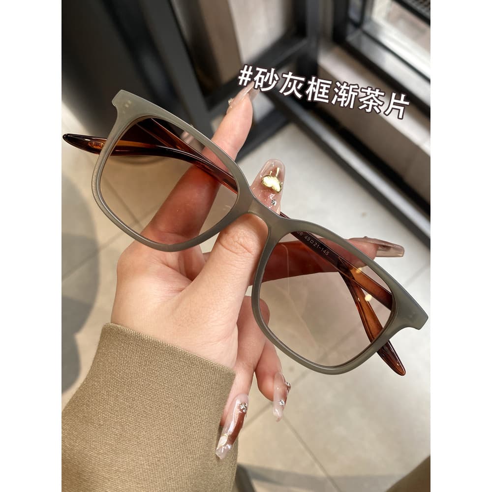 Óculos de sol marrom feminino 2026 novo estilo High-End pequeno rosto miopia óculos Retro pequeno quadro cor clara Ultra