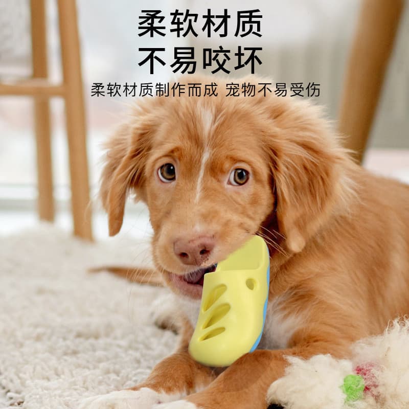 Novo estilo pet buraco sapatos brinquedos mastigar acompanhando brinquedos para cães pet pente escova de banho aliviar o