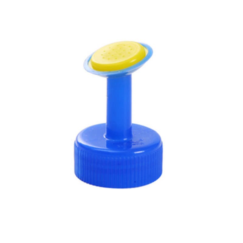 Regar flores com uma ponteira de rega substituível, feita de uma garrafa plástica de bebida, adaptada para flores pequen