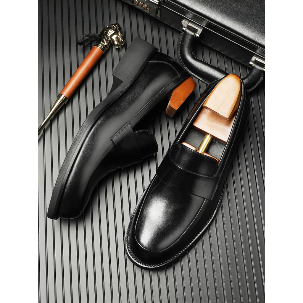 Mocassins britânicos masculinos Slip-On 2026 novo estilo de couro genuíno de sola grossa sapatos masculinos capa pé sapa