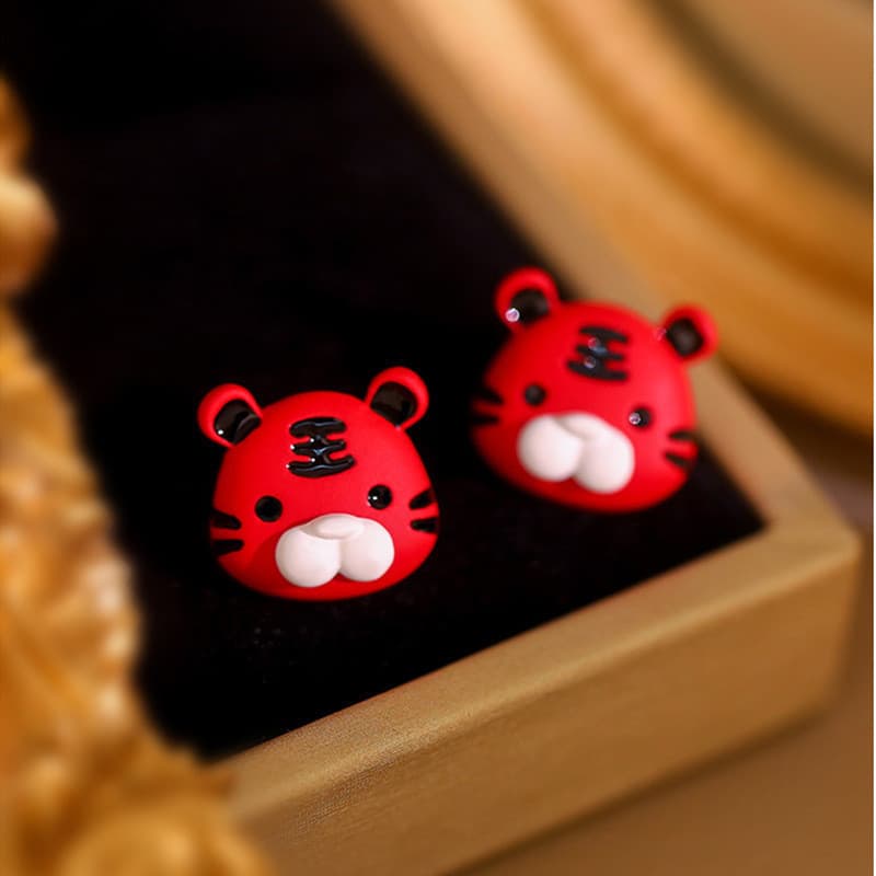 S925 prata agulha vermelho pequeno tigre brincos feminino temperamento High-End brincos 2023 novo estilo na moda brincos