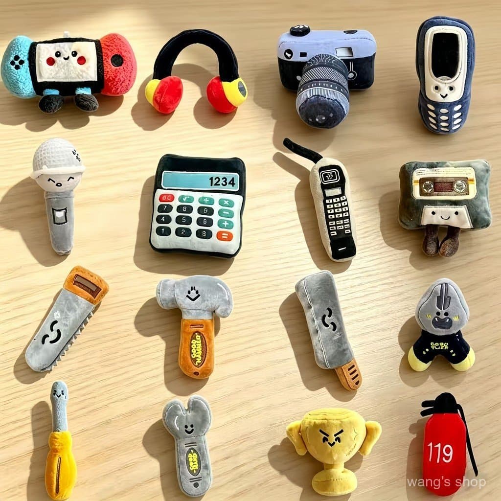 Celular simulado, martelo de brinquedo, console de jogos, ferramenta, pingente de pelúcia, chaveiro, boneca de brinquedo