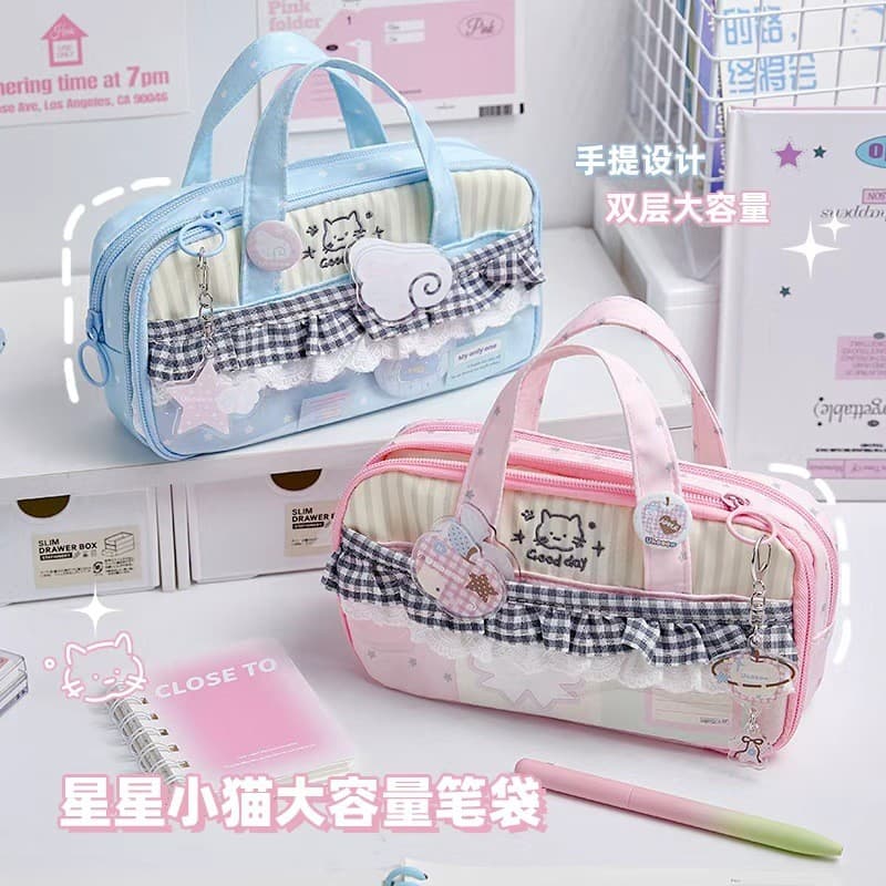 A bolsa de não é apenas bonita, mas também possui grandes compartimentos, um design de gato fofo, detalhe