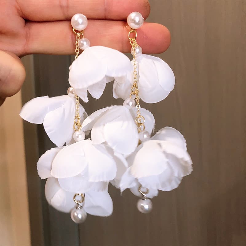 Brincos de Flor Artificial com Pétalas de Pérola Branca e Franjas Longas