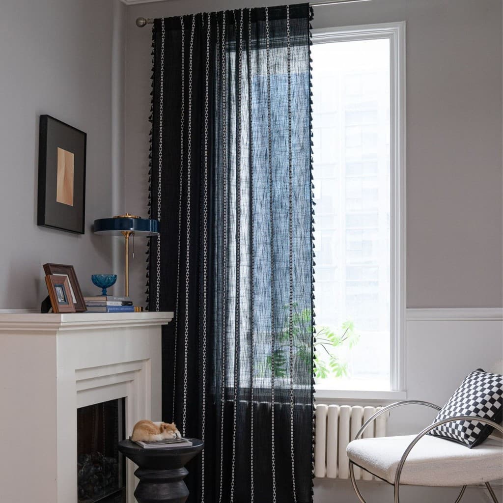 Qiyun Cortina de tecido estilo nórdico com acabamento em linha preta bordada com borla preta Semi-Blackout cortina de ja