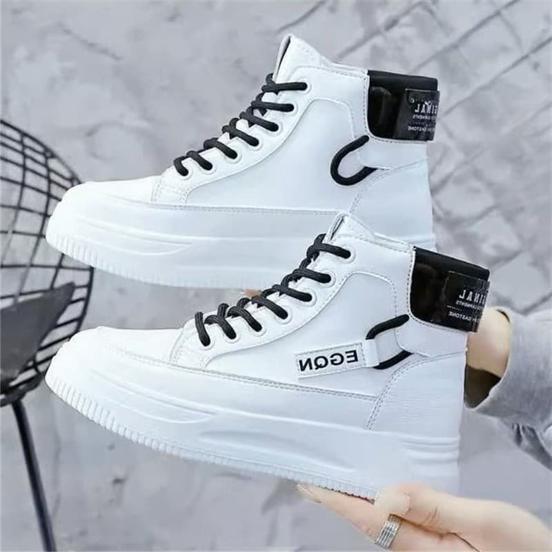 Leve All-Match Martin botas versão coreana feminino 2026 sapatos brancos na moda influenciador novo estilo de sola gross