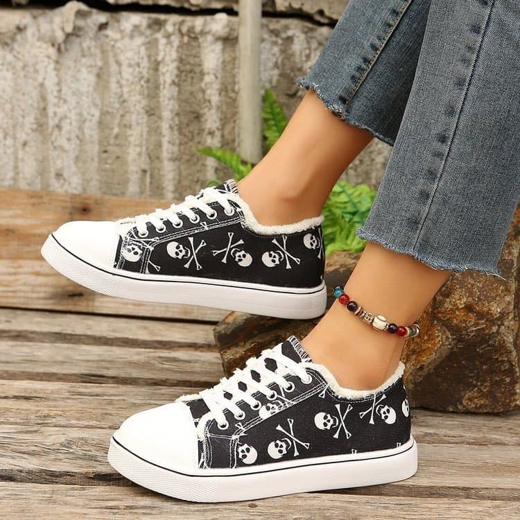 Tênis feminino de lona com estampa de osso cruzado de caveira, sapatos de lona de sola grossa desgastada, sapatos de ska