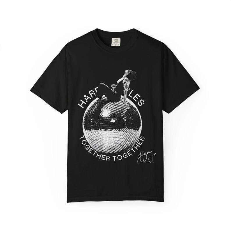Camiseta Masculina Feminina Oversized Preta Estampa Harry Styles Sentado na Bola Disco Branco Assinatura e Frase