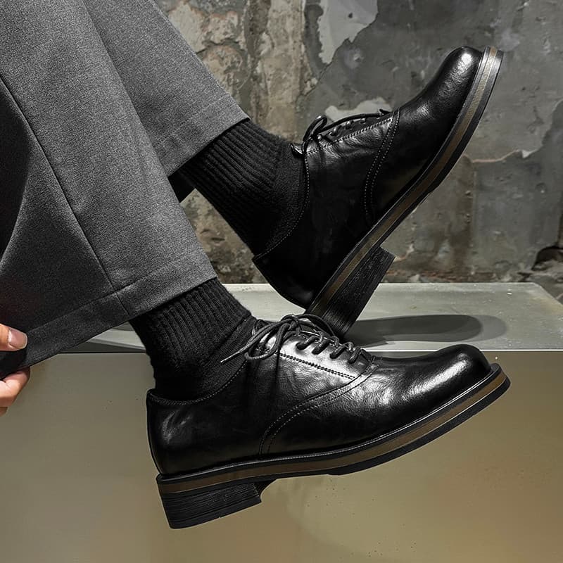 Sapatos de couro de dedo do pé quadrado estilo masculino na moda High-End sentimento simples Derby sola grossa aumentado