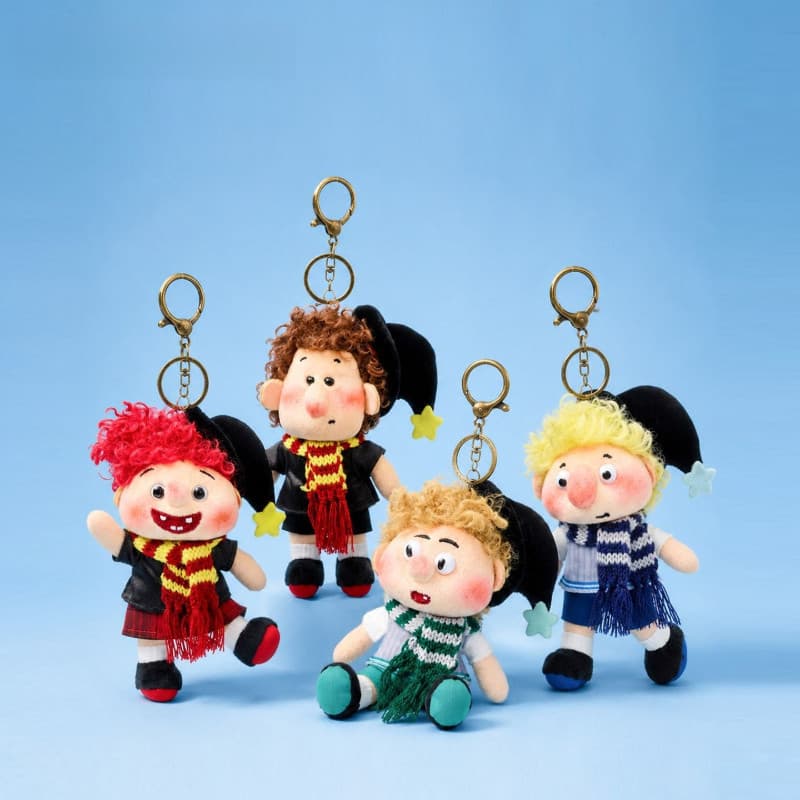 [Autêntico] Pingente de Pelúcia da Academia Mágica da Família Freckle - Chaveiro de Personagem Fofo e Divertido - Decora