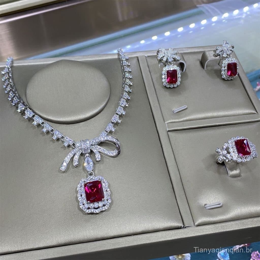Novo conjunto luxuoso de anel aberto, brincos, pingente e colar em forma de laço, com coríndon vermelho de alta resistên