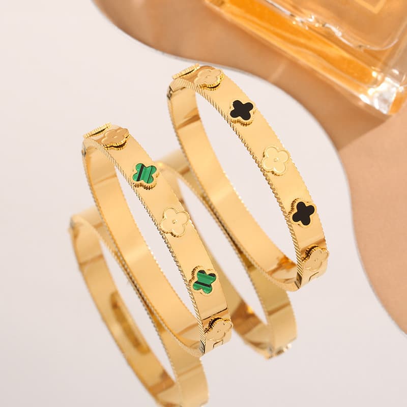 Pulseira feminina de aço titânio HT com trevo de quatro folhas, elegante e versátil, pulseira de aço inoxidável 18K que