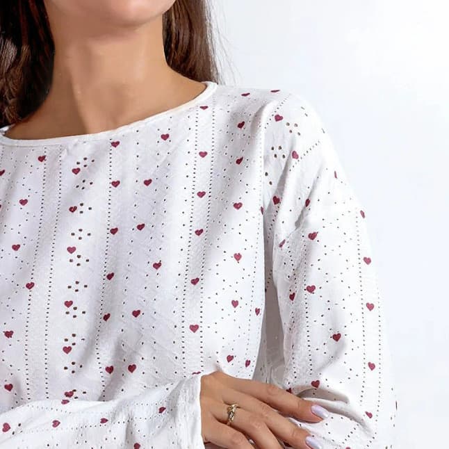 Conjunto de pijama de duas peças com estampa de urso em formato de coração, respirável e confortável para uso doméstico.